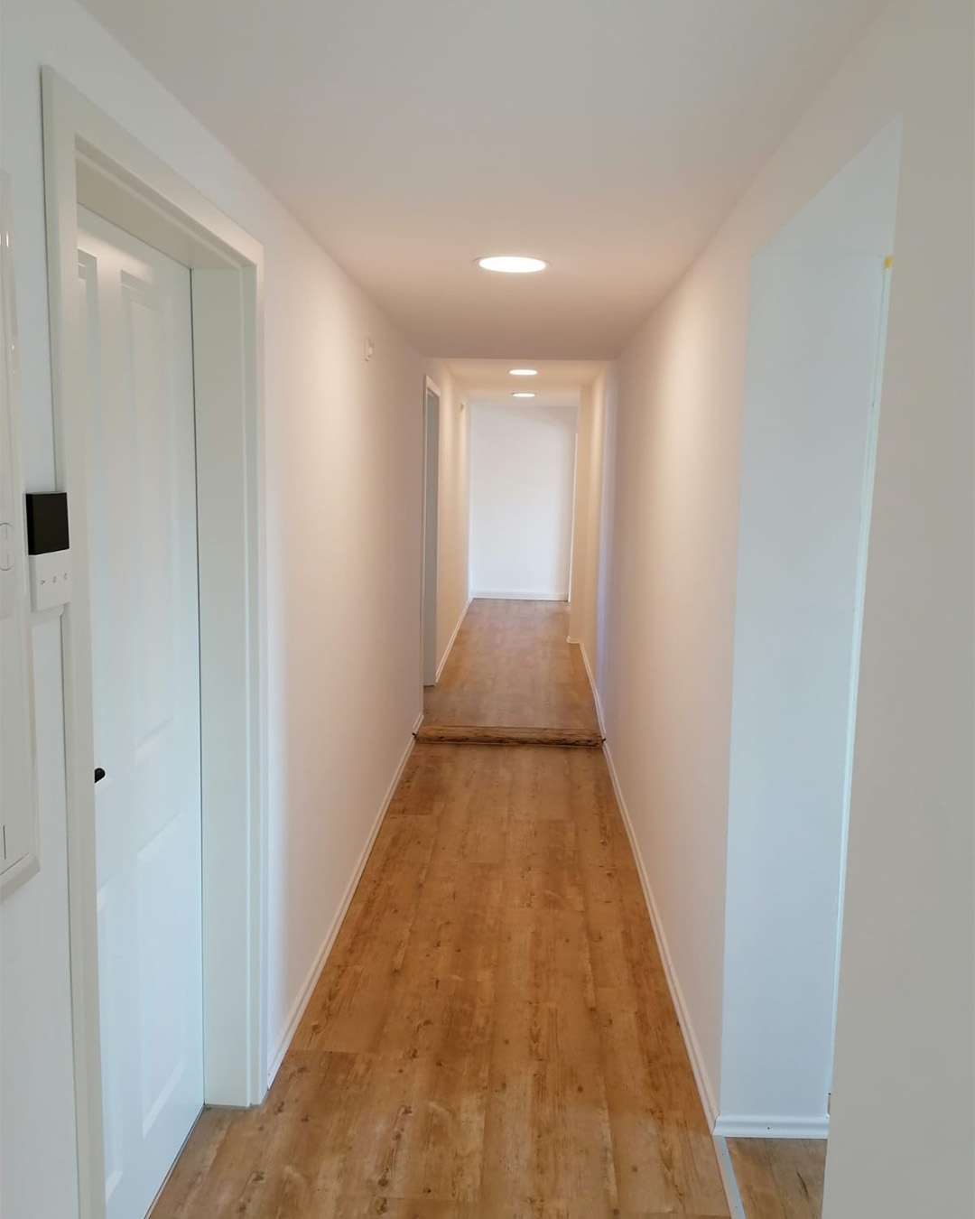 Vliestapete neu sicht in Gang Haus in Rottenburg