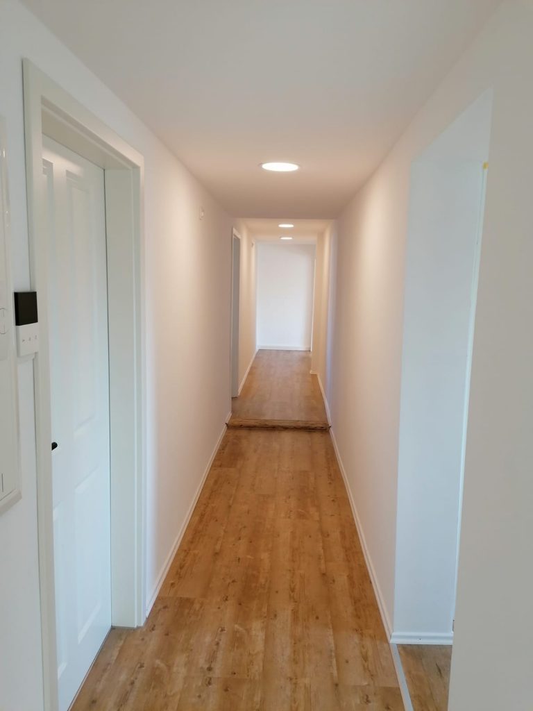 Flur streichen - neue Farbe in Haus in Bisingen