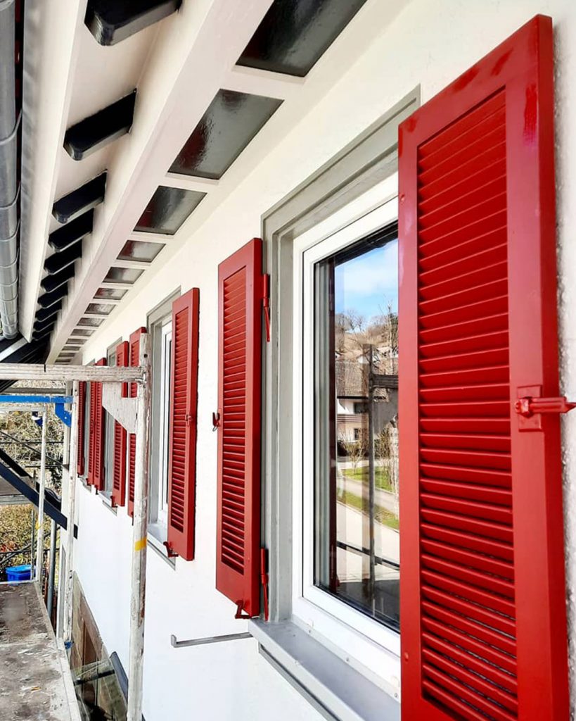 Balingen Streichen - Aussenfassade mit roten Fensterläden